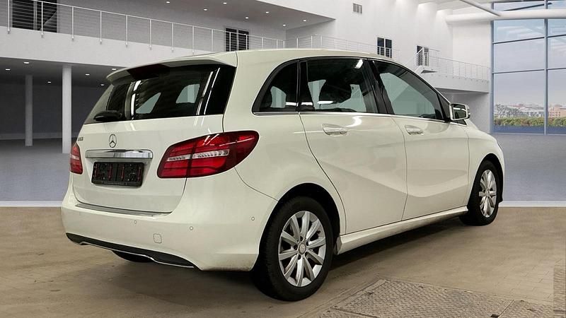 Gebraucht Mercedes B180 122 PS (89 kW) 2015 Weiß Van / Kleinbus