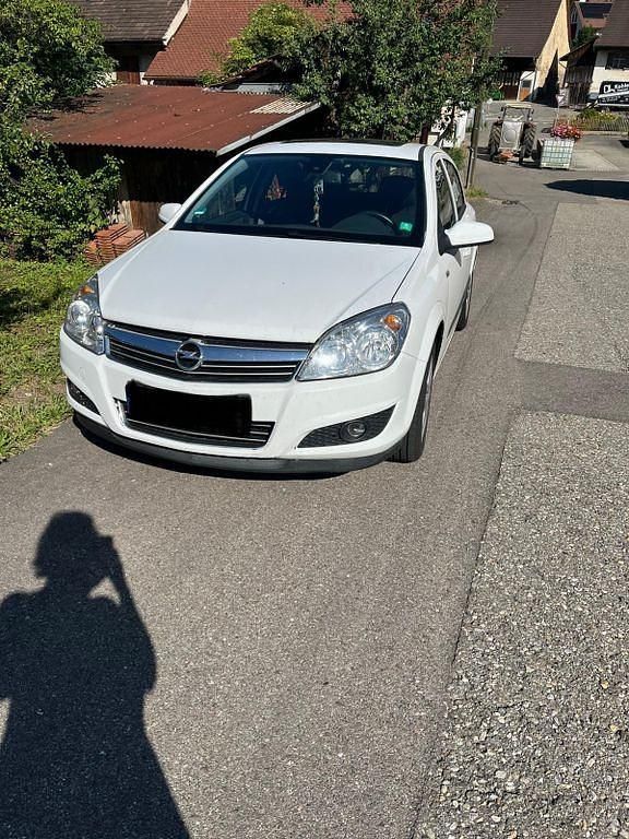 Weiß Gebraucht 2009 Opel Astra Edition Limousine | 2.400 € (Guter Preis) - Bild 1/4