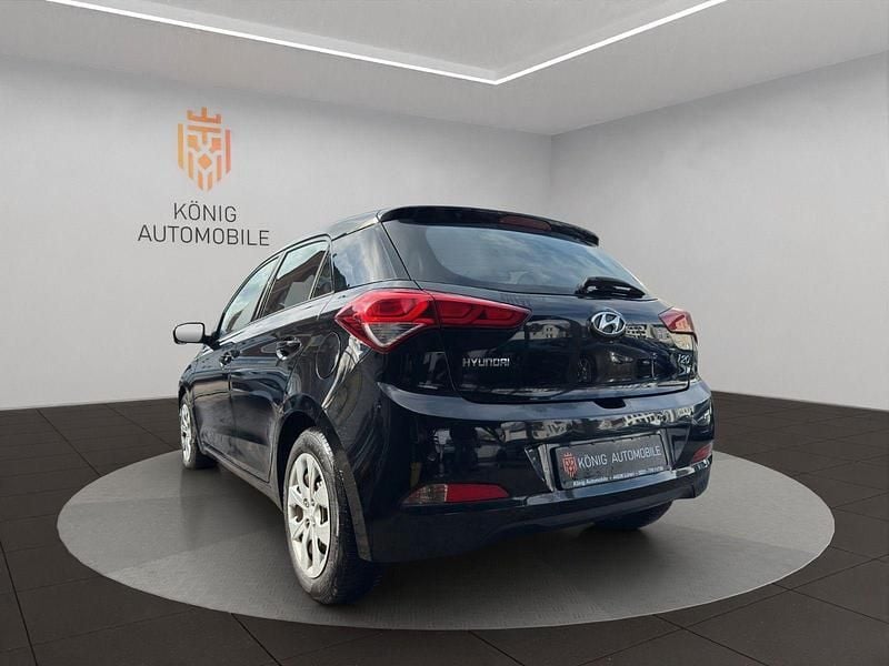 Gebraucht Hyundai i20 Trend 90 PS (66 kW) 2018 Schwarz Kleinwagen