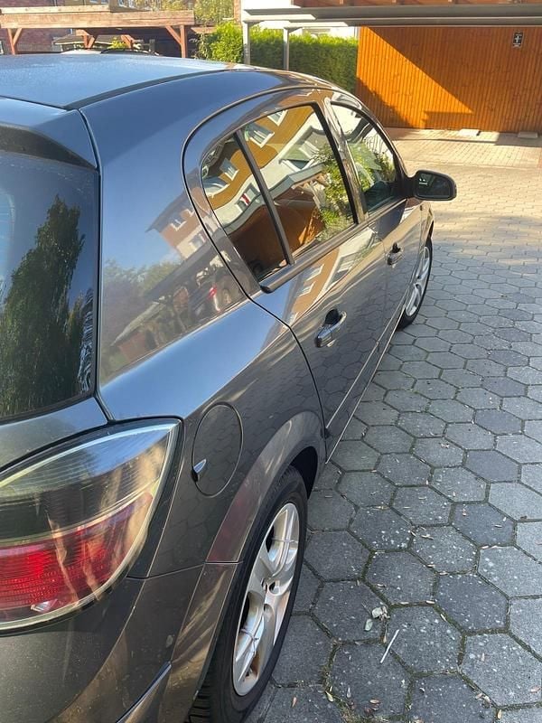 Silber Gebraucht 2009 Opel Astra Kleinwagen | 2.000 € (Guter Preis) - Bild 1/4
