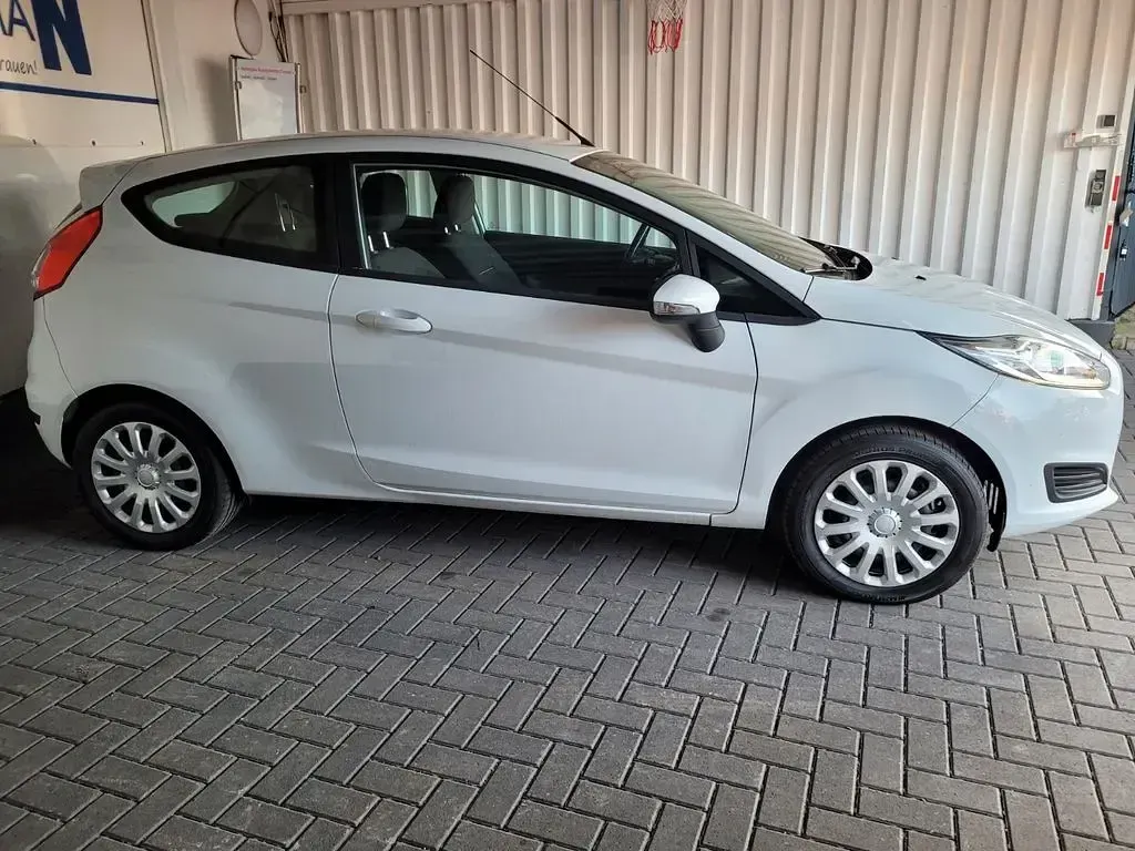 Gebraucht Ford Fiesta Trend 60 PS (44 kW) 2017 Weiß Kleinwagen