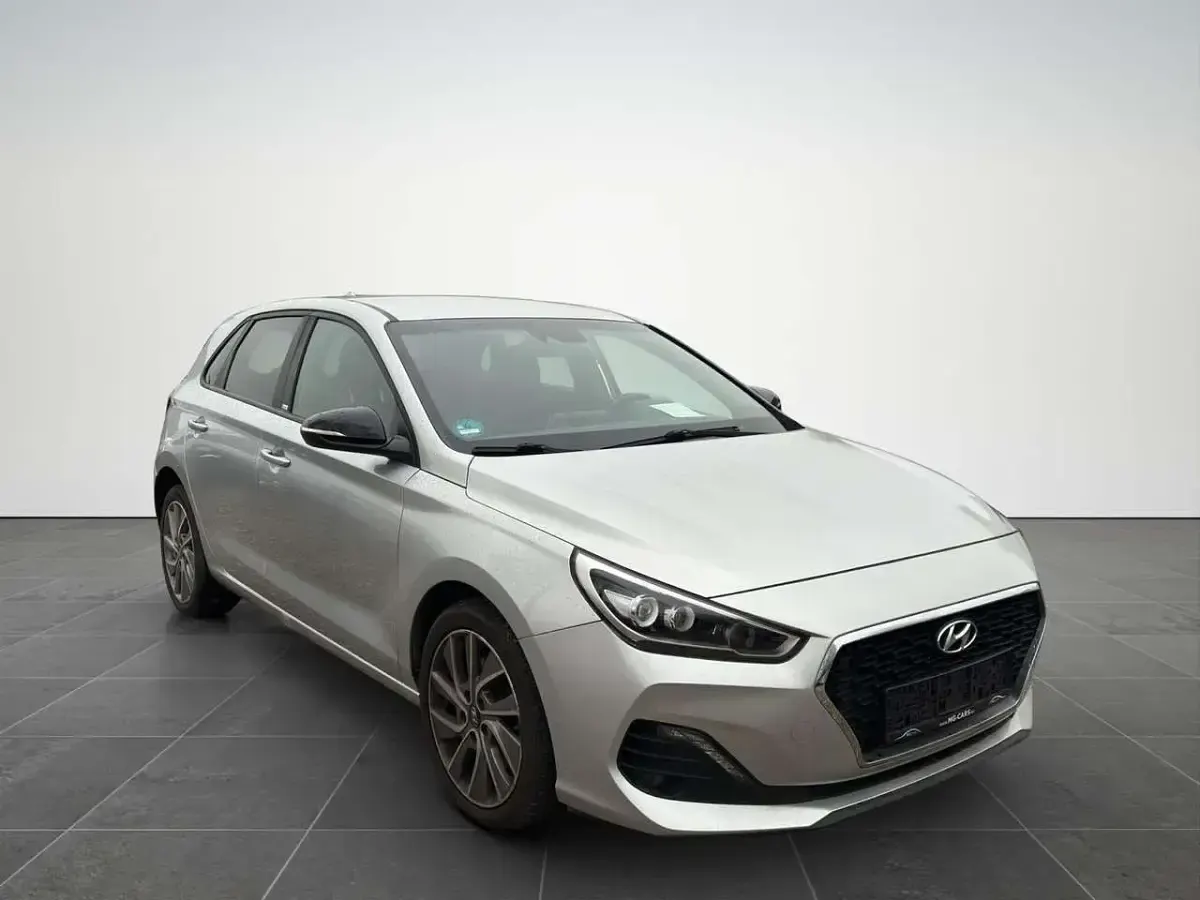 Gebraucht Hyundai i30 Passion 140 PS (102 kW) 2018 Platinum silver / mic Kleinwagen