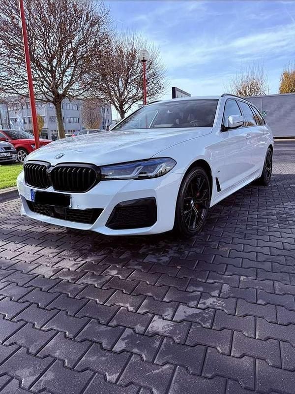 Weiß Gebraucht 2023 BMW 520 M Sport Kombi | 42.000 € - Bild 1/4