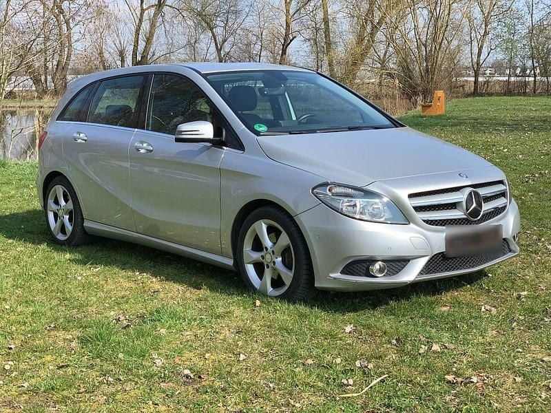 Gebraucht Mercedes B180 122 PS (89 kW) 2012 Silber Van / Kleinbus