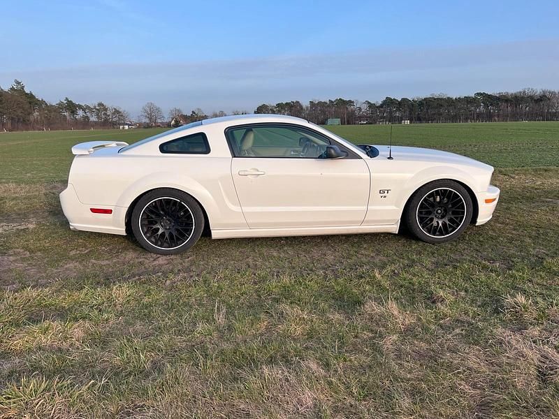 Gebraucht Ford Mustang 305 PS (224 kW) 2005 Weiß Coupé