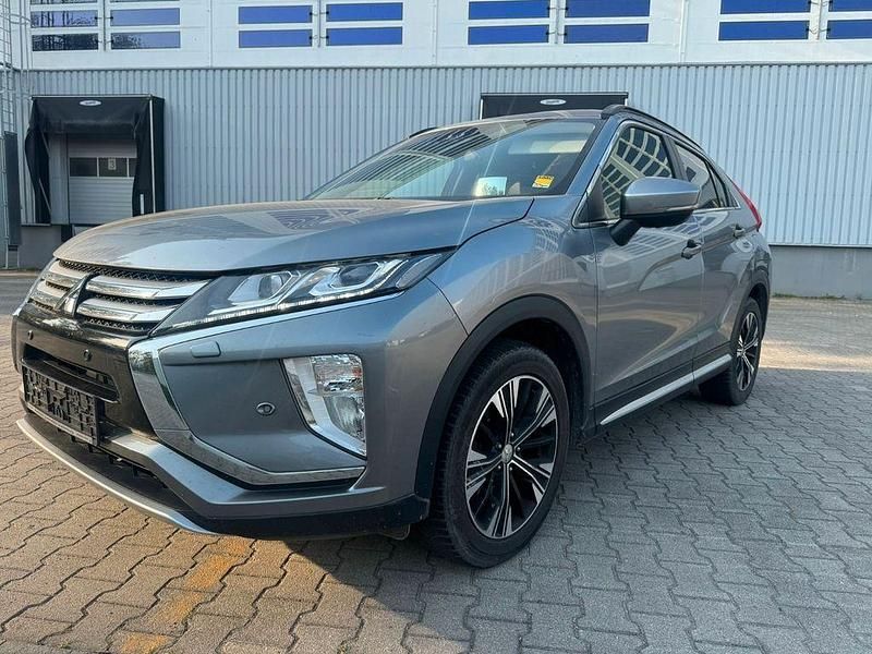 Grau Gebraucht 2018 Mitsubishi Eclipse Cross Top SUV | 13.499 € (Teuer) - Bild 1/4