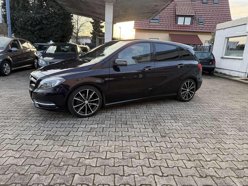Gebraucht Mercedes B200 156 PS (114 kW) 2014 Nordlichtviolett  metalliclac Van / Kleinbus