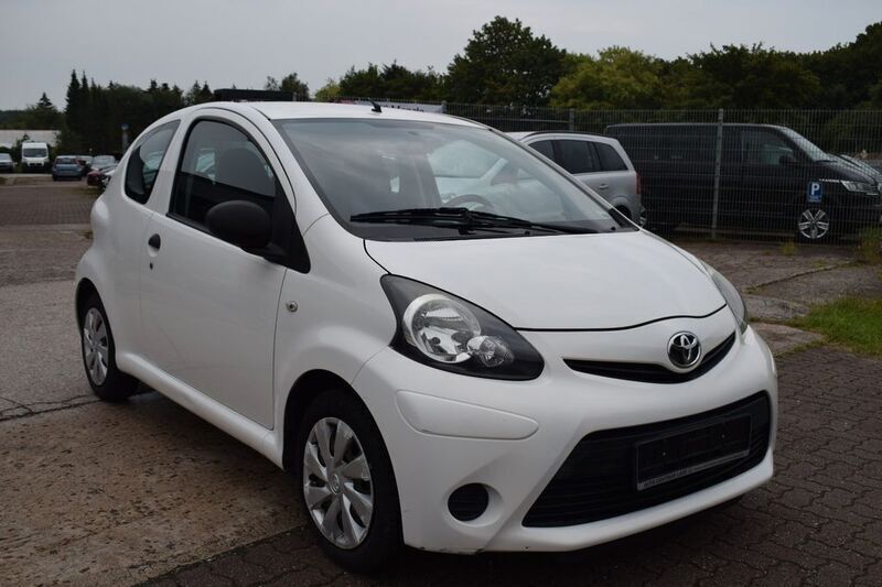 Gebraucht Toyota Aygo Basis 68 PS (50 kW) 2012 Weiß Kleinwagen