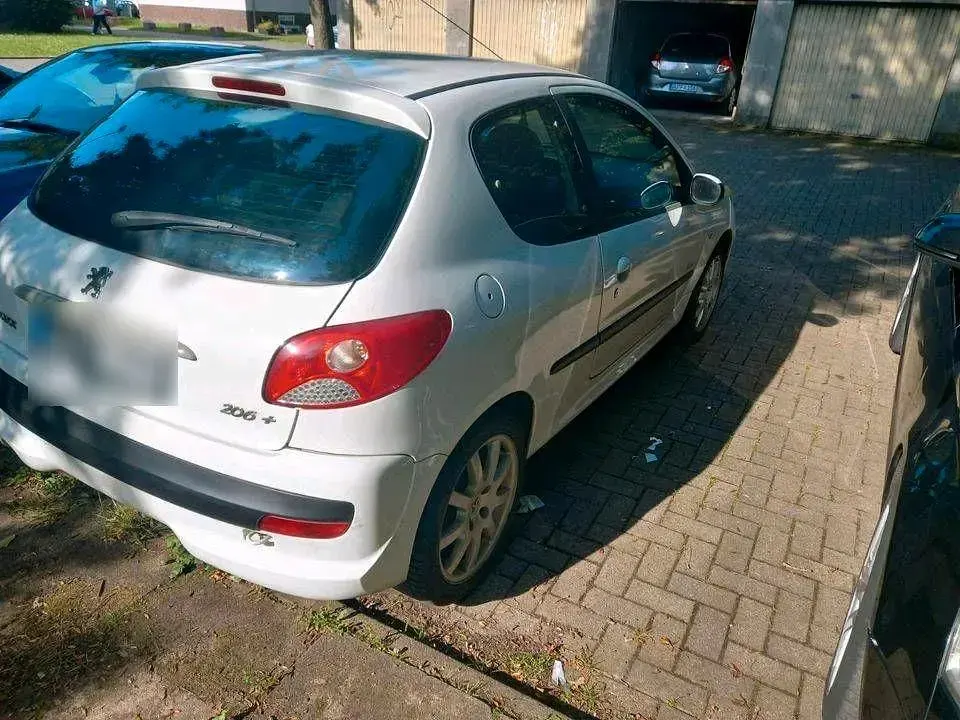 Gebraucht Peugeot 206 60 PS (44 kW) 2011 Weiß Kleinwagen