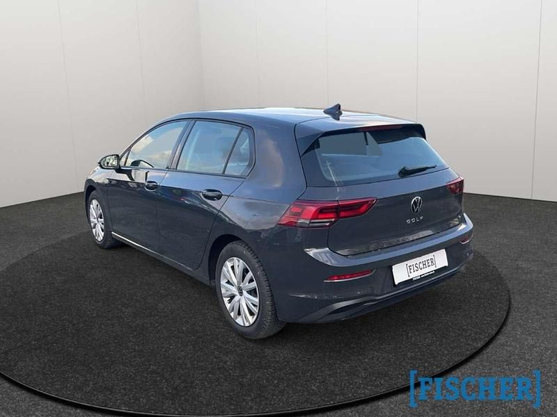 Gebraucht VW Golf VIII Life 116 PS (85 kW) 2023 Uranograu/cinza urano Limousine