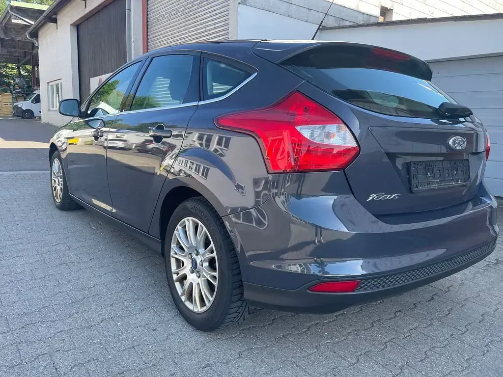 Gebraucht Ford Focus Titanium 125 PS (91 kW) 2011 Grau Limousine