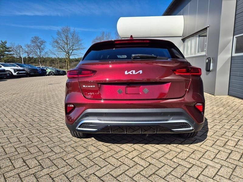 Neu Kia XCeed 2026 Magmarot metallic SUV