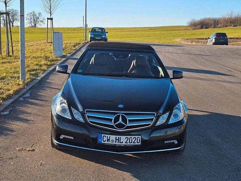 Gebraucht Mercedes E200 184 PS (135 kW) 2010 Schwarz Cabrio