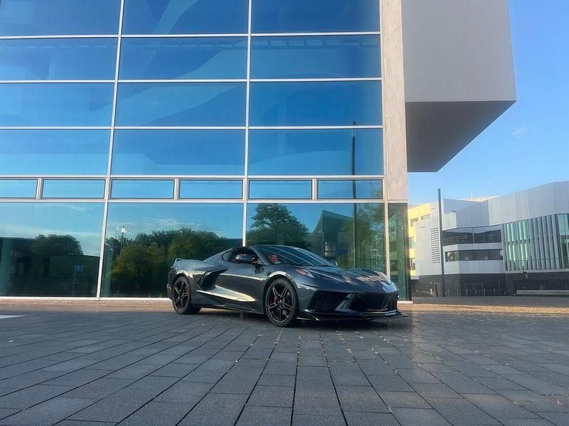 Grau Gebraucht 2021 Corvette C8 Coupé | 84.999 € - Bild 1/4