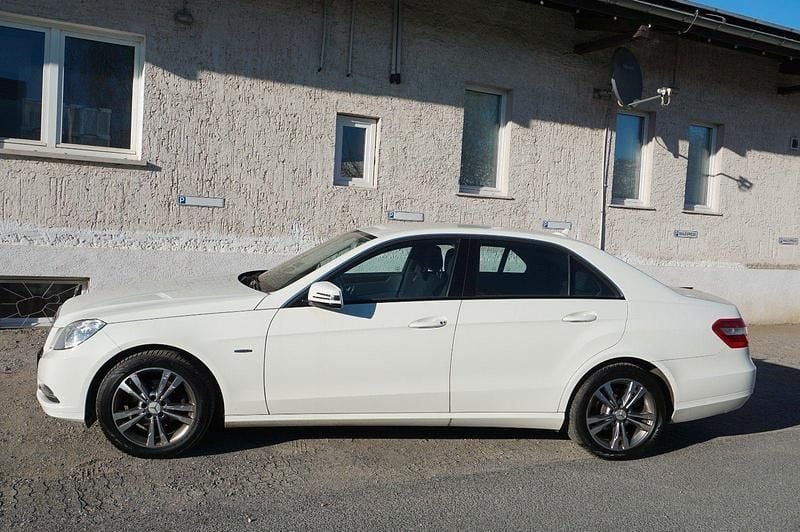 Gebraucht Mercedes E200 136 PS (100 kW) 2011 Weiß Limousine
