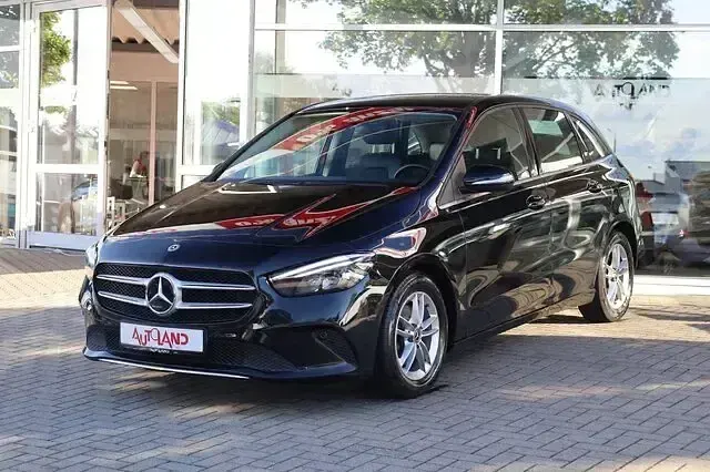 Gebraucht Mercedes B180 136 PS (100 kW) 2019 Schwarz metallic Kleinwagen