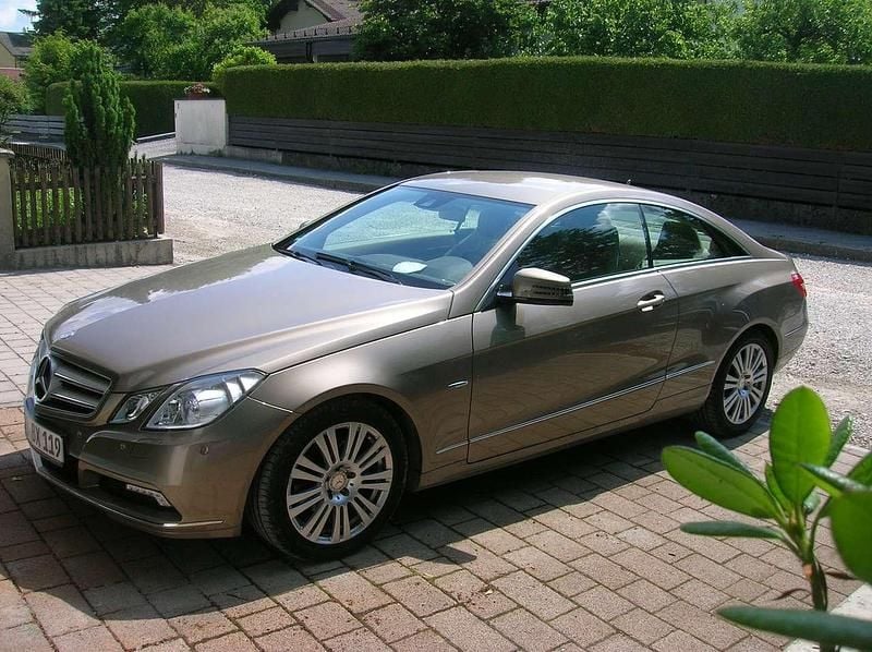 Używany Mercedes E200 Elegance 184 KM (135 kW) 2011 Beżowy Coupe