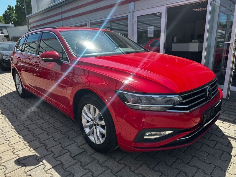 Rot Gebraucht 2022 VW Passat Business Kombi | 12.999 € (Etwas zu teuer) - Bild 1/4