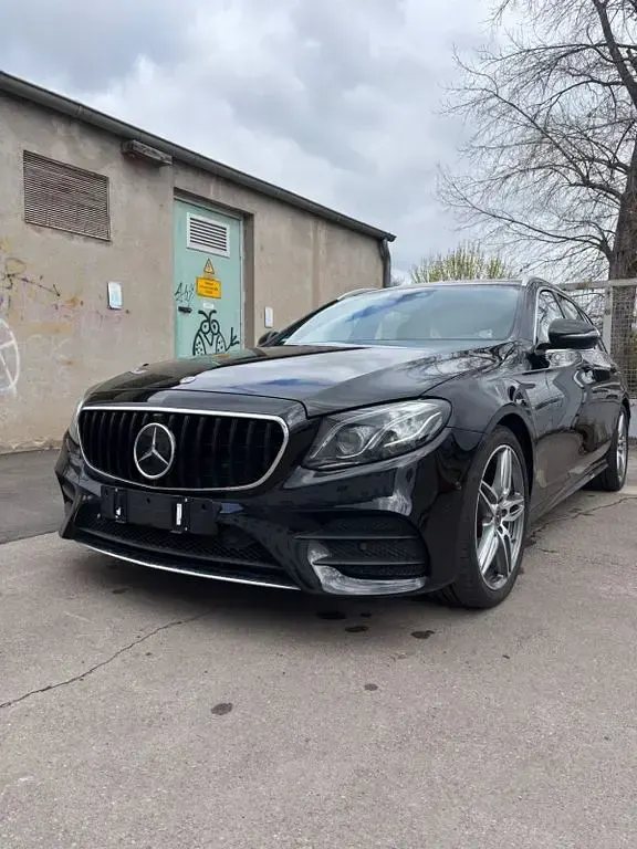 Gebraucht Mercedes E350 AMG line 258 PS (189 kW) 2017 Schwarz Limousine