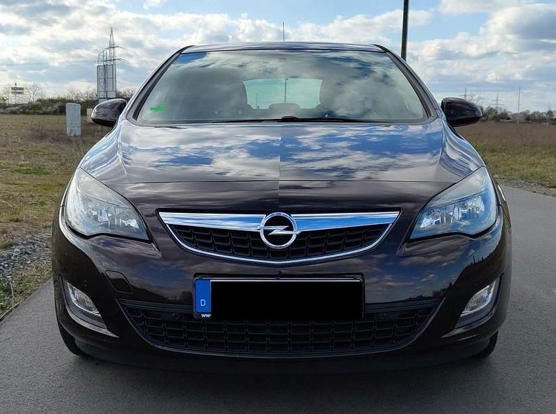 Gebraucht Opel Astra 110 PS (80 kW) 2012 Braun Limousine