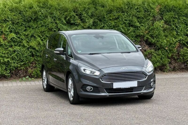 Grau Gebraucht 2015 Ford S-MAX Titanium Van / Kleinbus | 15.999 € (Etwas zu teuer) - Bild 1/4