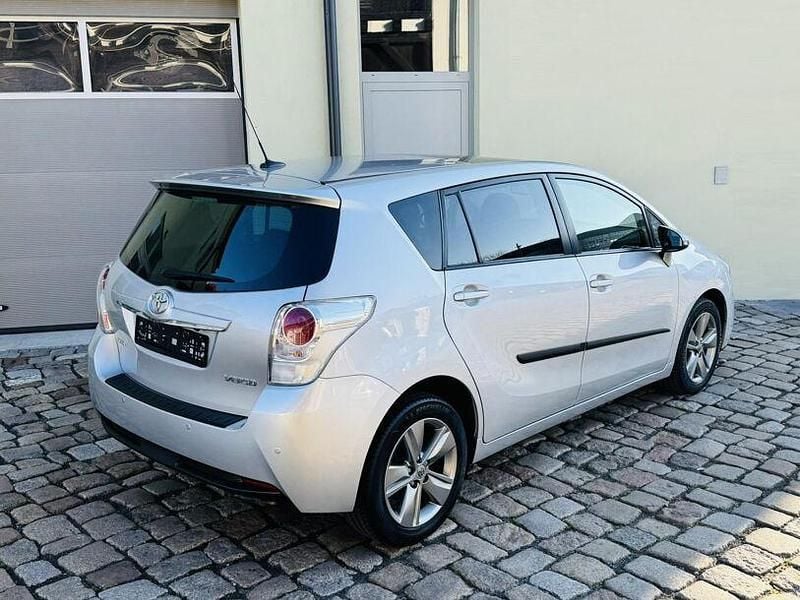 Gebraucht Toyota Verso Executive 111 PS (81 kW) 2016 Silber Van / Kleinbus