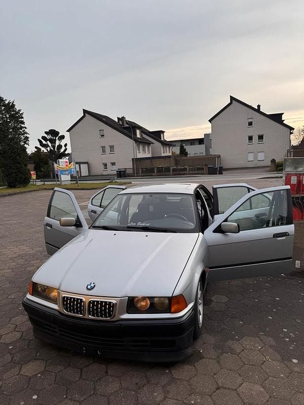 Gebraucht BMW 320 150 PS (110 kW) 1997 Silber Limousine