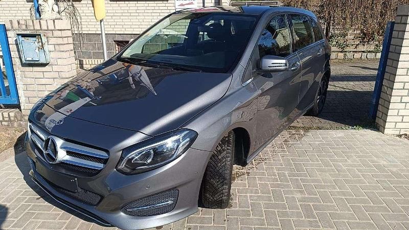 Mountaingrau met. Gebraucht 2017 Mercedes B180 Edition Van / Kleinbus | 19.990 € (Fairer Preis) - Bild 1/4
