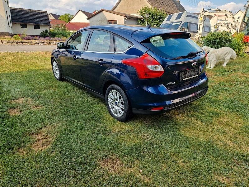 Blau Gebraucht 2012 Ford Focus Champions Edition Limousine | 4.100 € (Fairer Preis) - Bild 1/4