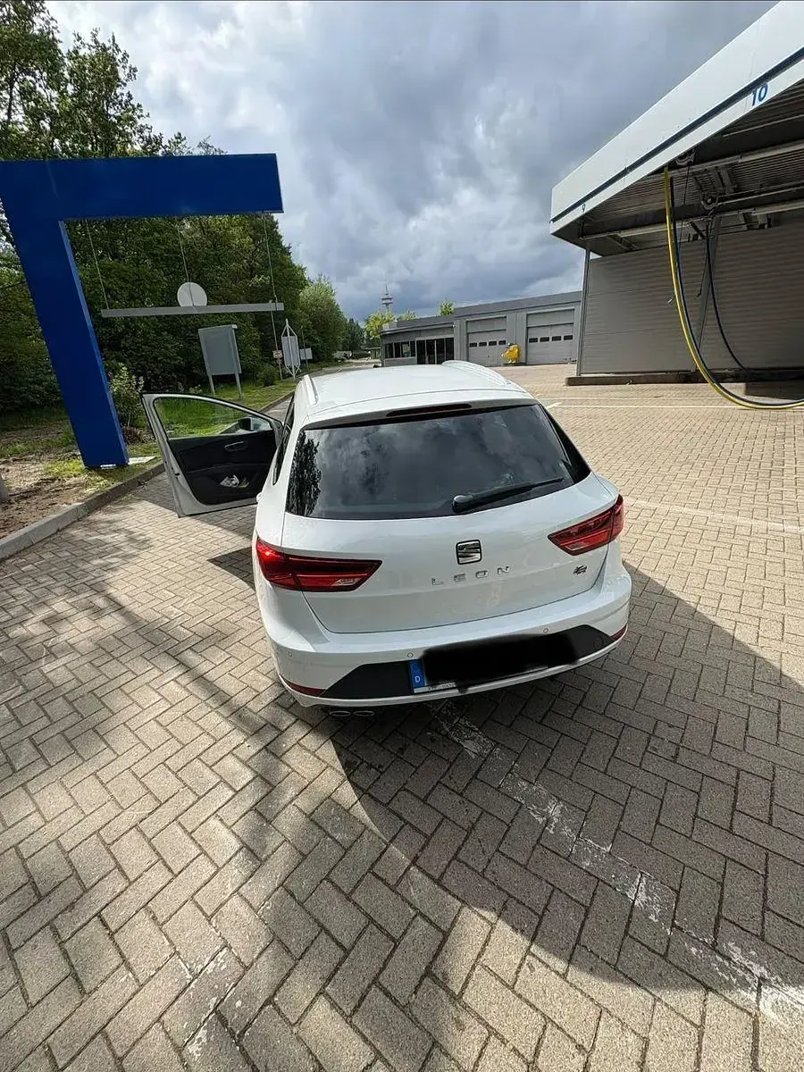 Używany Seat Leon FR 150 KM (110 kW) 2020 Biały Kombi