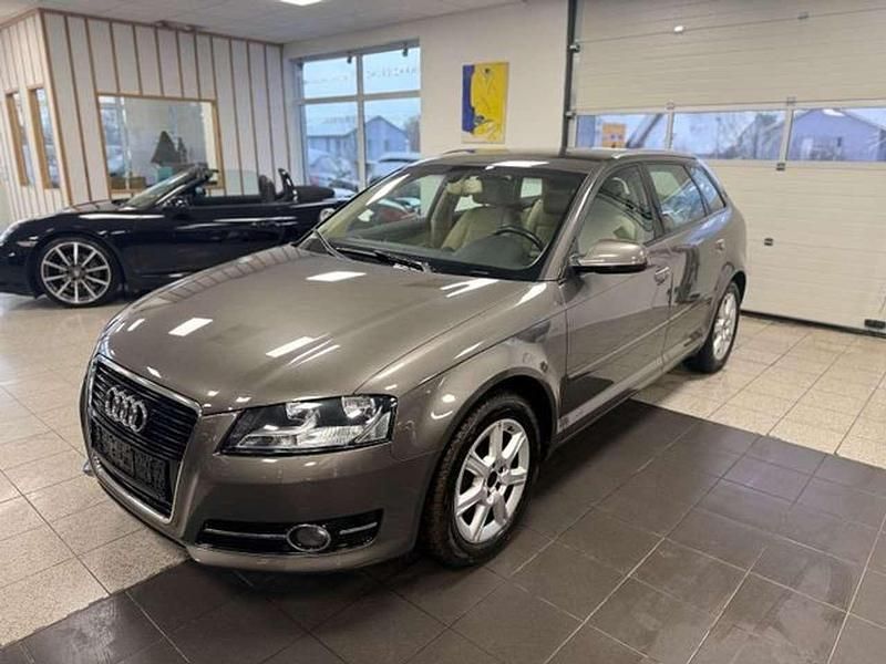 Dakotagrau metallic Gebraucht 2012 Audi A3 Sportback Ambiente Kleinwagen | 6.300 € (Guter Preis) - Bild 1/4
