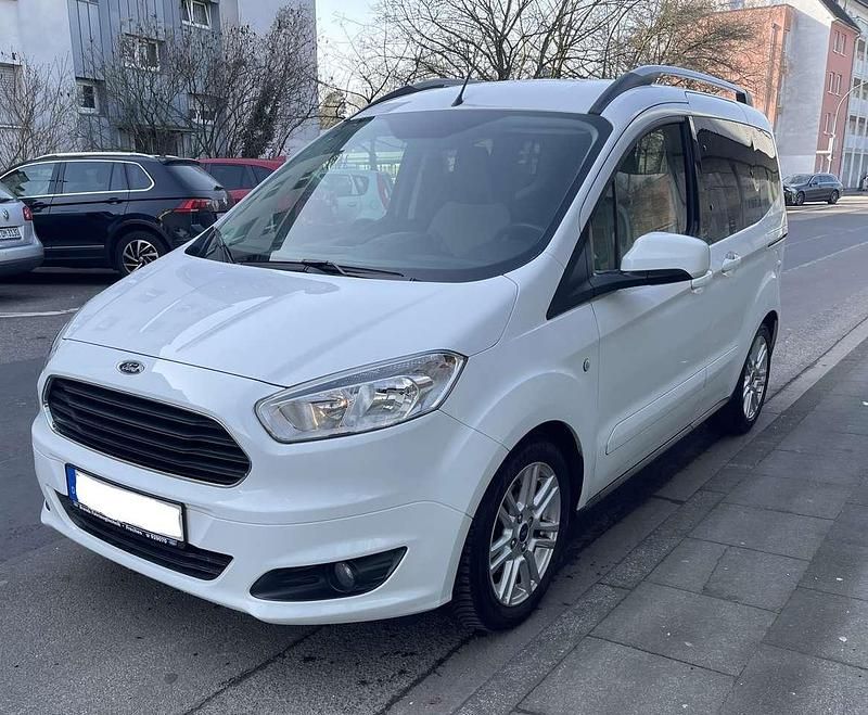 Gebraucht Ford Tourneo Courier Titanium 101 PS (74 kW) 2018 Frostweiß Van / Kleinbus