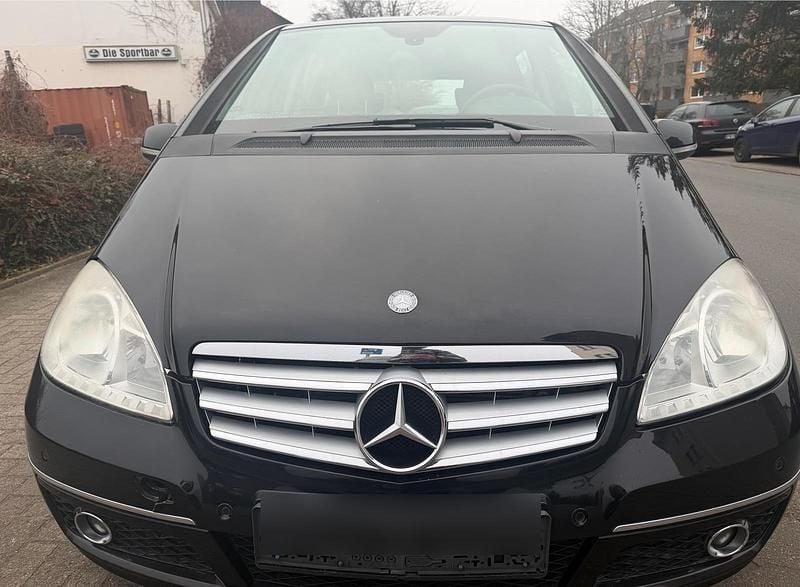 Schwarz Gebraucht 2010 Mercedes A180 Limousine | 3.900 € (Superpreis) - Bild 1/4