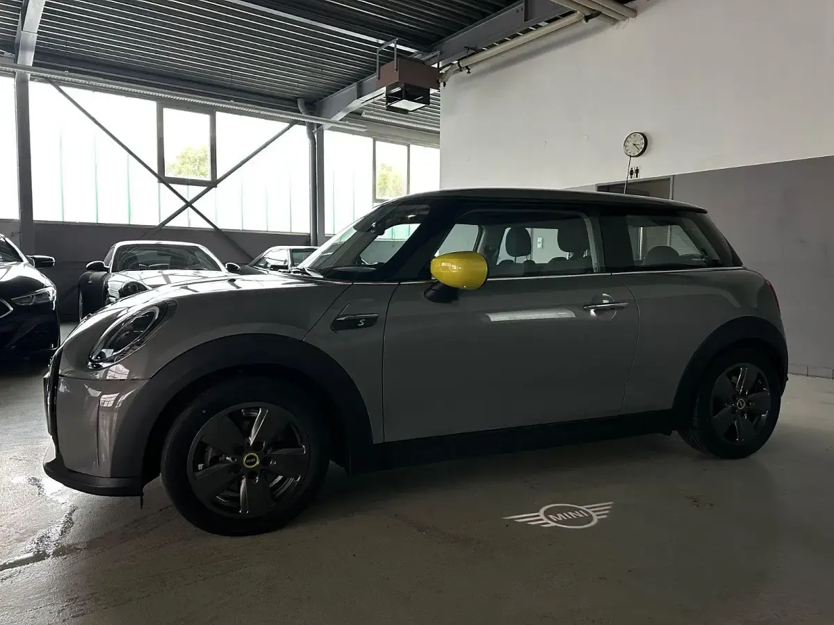 Usata Mini Cooper SE Essential 135 kW (184 CV) 2022 Grigio Utilitaria