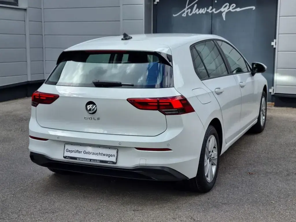Gebraucht VW Golf VIII Life 131 PS (96 kW) 2024 Weiß Limousine