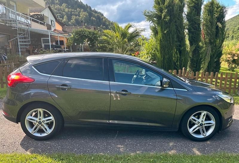 Gebraucht Ford Focus Titanium 125 PS (91 kW) 2015 Grau Limousine