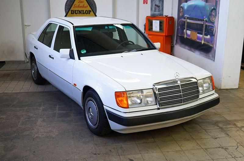 Gebraucht Mercedes 200 118 PS (86 kW) 1990 Weiß Limousine