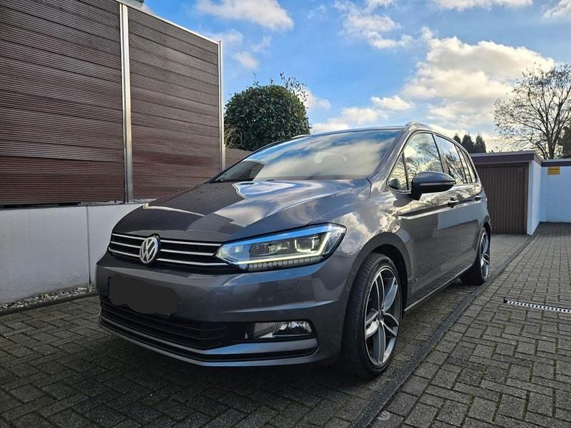 Grau Gebraucht 2016 VW Touran Highline Van / Kleinbus | 16.250 € (Superpreis) - Bild 1/4