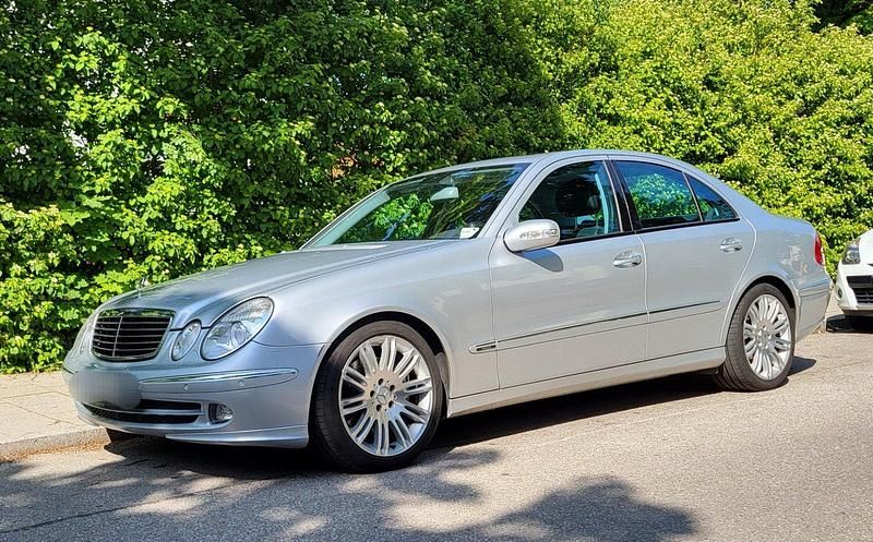 Silber Gebraucht 2005 Mercedes E320 Avantgarde Limousine | 10.800 € - Bild 1/4