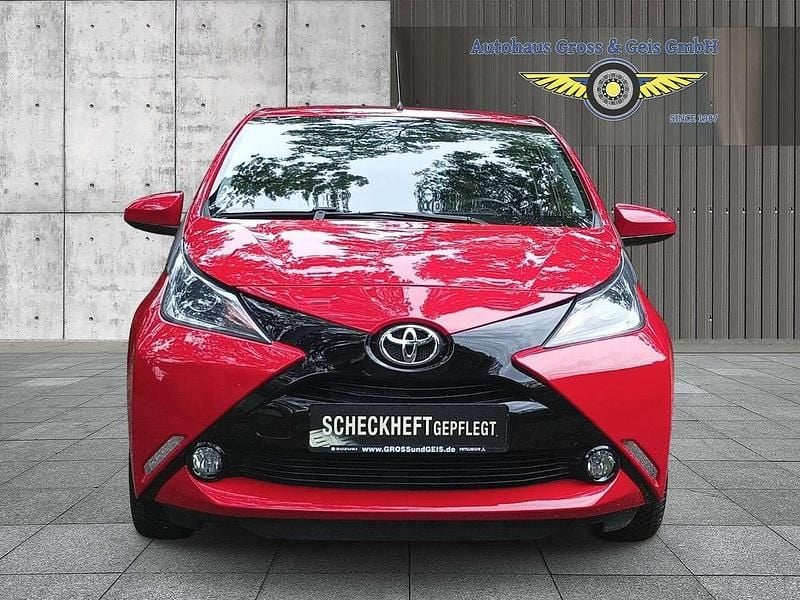 Vulcanorot Gebraucht 2018 Toyota Aygo X-play Kleinwagen | 10.900 € (Guter Preis) - Bild 1/4