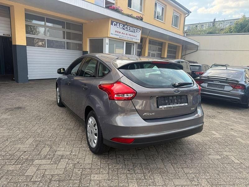 Gebraucht Ford Focus Ambiente 101 PS (74 kW) 2015 Braun Limousine