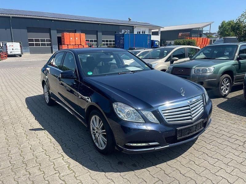 Blau Gebraucht 2012 Mercedes E250 Limousine | 6.500 € - Bild 1/4