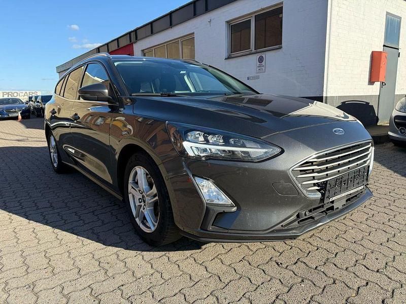 Grau Gebraucht 2021 Ford Focus Limousine | 7.955 € - Bild 1/4