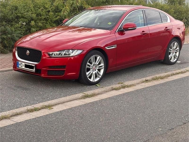 Rot Gebraucht 2016 Jaguar XE Portfolio Limousine | 9.999 € - Bild 1/4