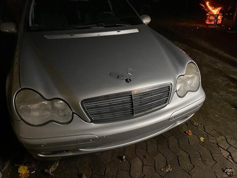 Grau Gebraucht 2003 Mercedes C270 Kombi | 2.350 € (Fairer Preis) - Bild 1/4