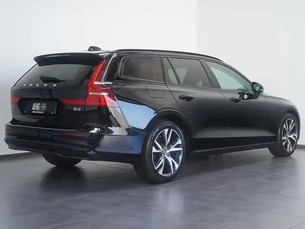 Gebraucht Volvo V60 Plus 197 PS (144 kW) 2022 Schwarz Kombi