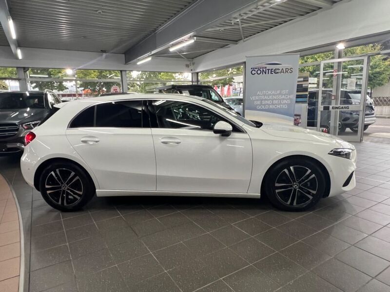 Polarweiss Gebraucht 2023 Mercedes A180 Advanced Limousine | 28.950 € (Fairer Preis) - Bild 1/4