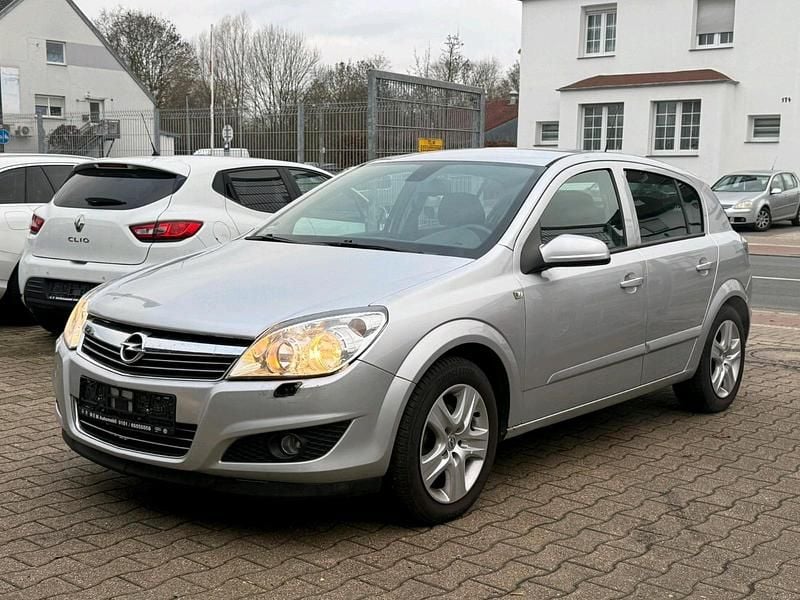 Gebraucht Opel Astra Edition 116 PS (85 kW) 2009 Argon silber/ice silver (m2) Limousine