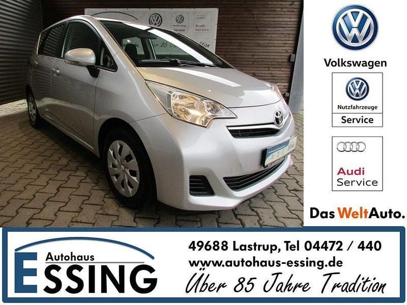 Silber Gebraucht 2011 Toyota Verso-S Life Van / Kleinbus | 6.490 € (Fairer Preis) - Bild 1/4