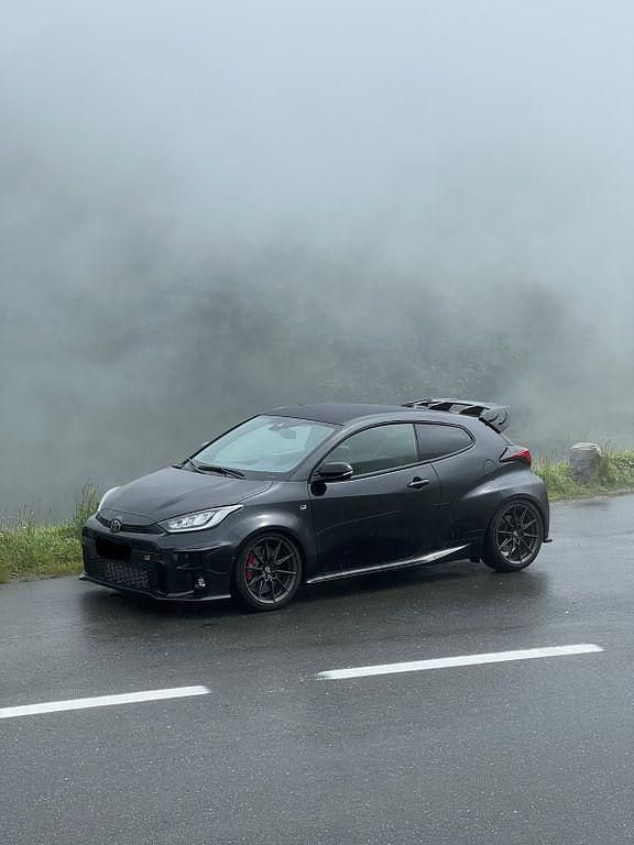 Schwarz Gebraucht 2022 Toyota Yaris Limousine | 38.000 € (Teuer) - Bild 1/4
